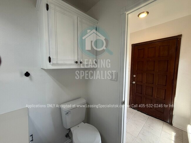 Building Photo - West Norman 2 Bed 1.5 Bath Townhouse Available for Your Immediate Move!