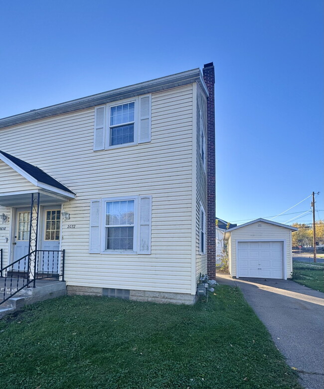 Building Photo - 2 Bedroom, 1 Bathroom Unit in 2nd Street D...