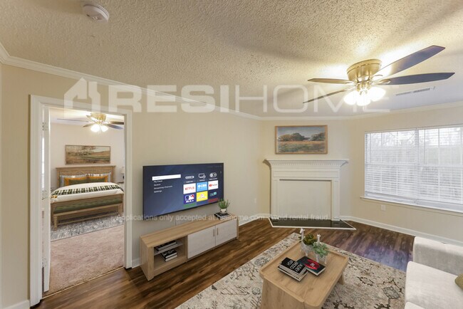 Building Photo - 1324 Royalty Dr