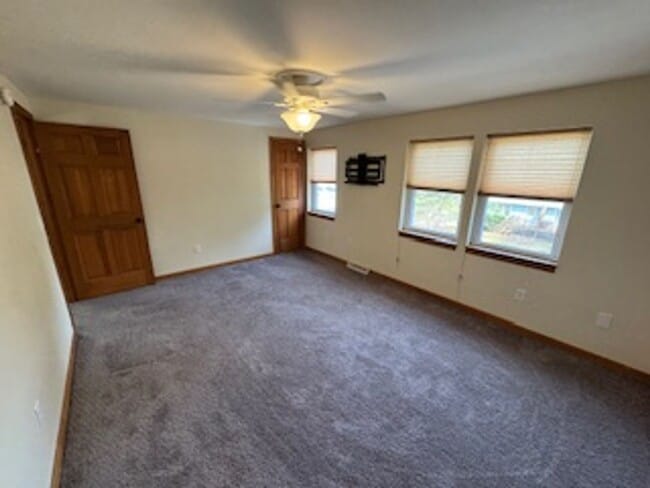 Building Photo - Charming 2BD/1BA Townhome in Burlington’s New North End