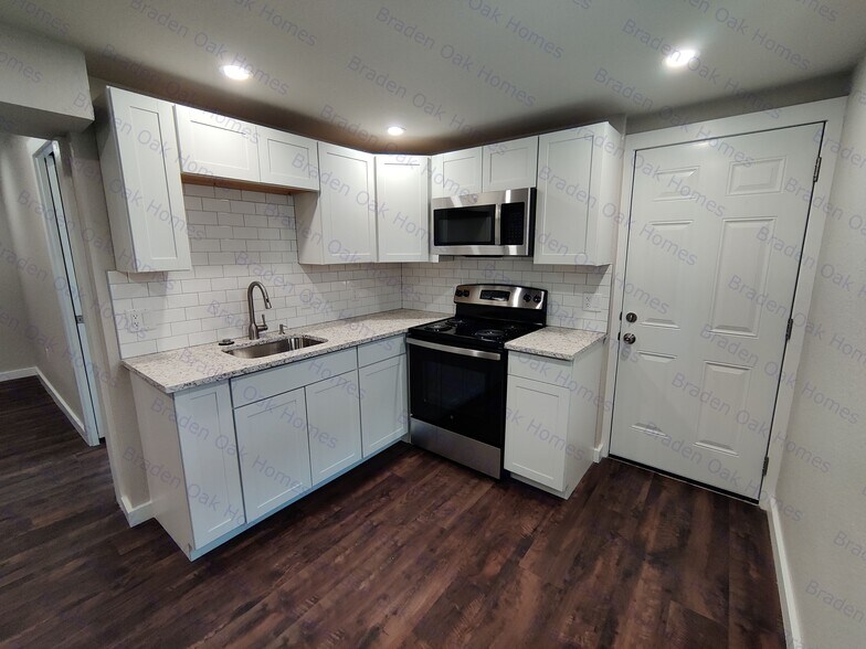 Modern Kitchen w/ stainless steel appliances, granite countertops, garbage disposal - 1814 26th St W