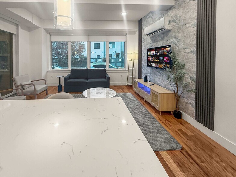 Building Photo - 236 W Thompson St