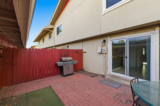 Building Photo - Charming 3 Bedroom Townhomes at Rockrimmon