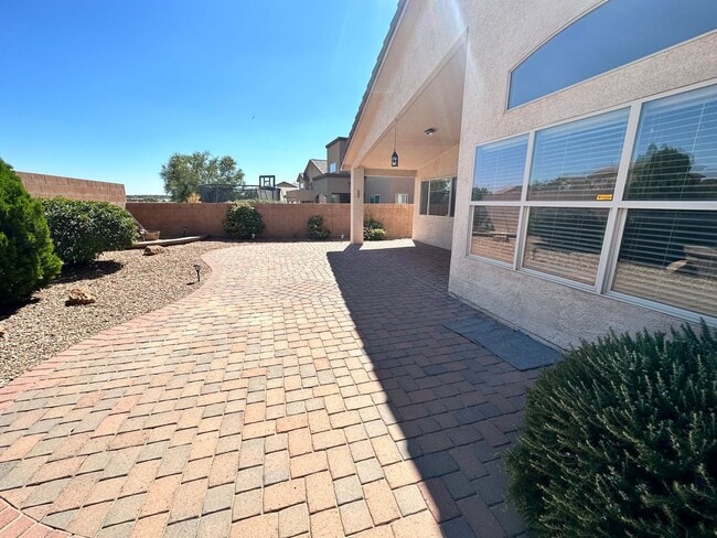 Building Photo - Large 3 bed / 2 Bath | Desirable Cabezon H...