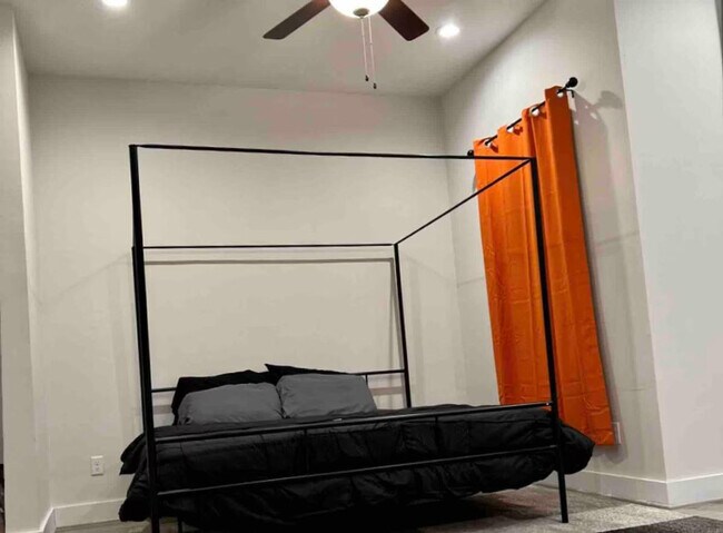 Building Photo - 2304 Live Oak St