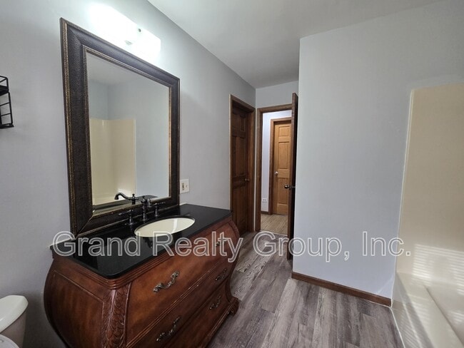 Building Photo - 307 N Rosedale Ct