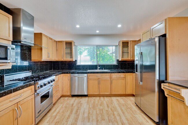 Building Photo - Spacious Home off of Hillsdale with Amazing Kitchen & Backyard! Ready to Rent.