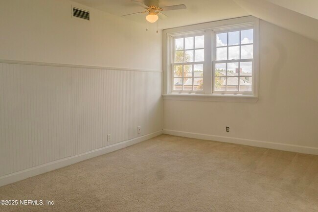 Building Photo - 842 Cedar St