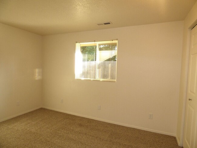 Building Photo - Rent Special: 1/2 Off March's Rent - Ground Level 2 Bed 1 Bath W/ Air Conditioning