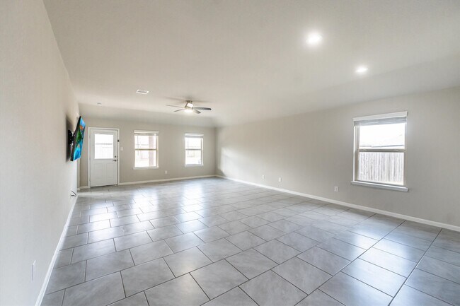 Building Photo - 3206 Sumac Dr