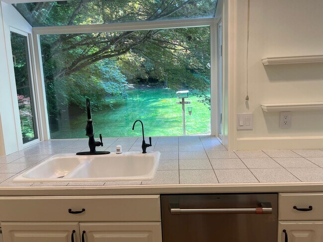 Building Photo - 4bd/2.5ba Redmond Home