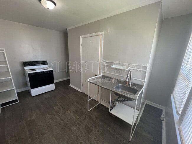 Building Photo - 320 N Sherman Dr