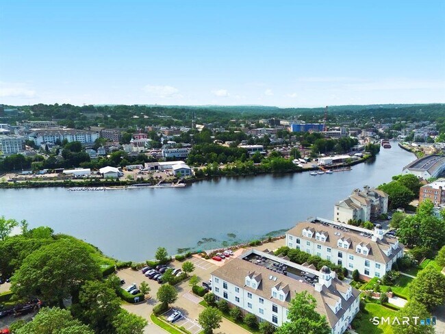 Building Photo - 142 East Ave