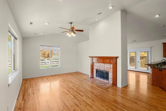 Building Photo - 6400 Rogue River Dr