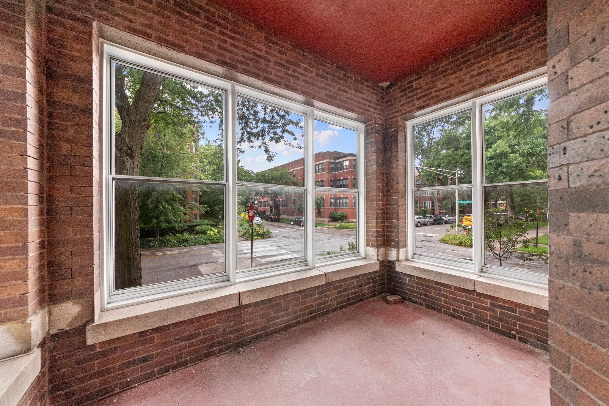 Building Photo - 1353 W Catalpa Ave