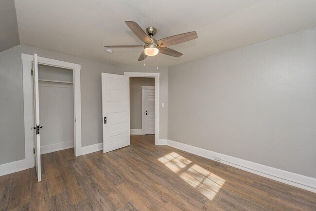 Building Photo - 3 Bedroom/1 Bath Townhouse - Kingsport, TN