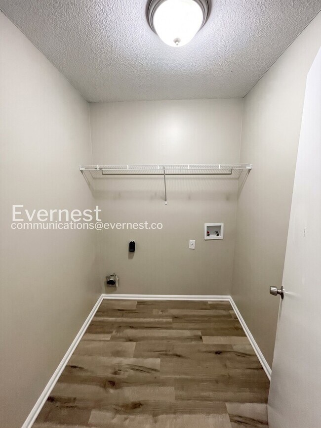 Building Photo - 3-Bedroom Home with Fenced Yard & Garage / Pet-Friendly / Available Now!