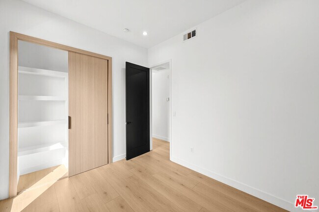 Building Photo - 2324 S Dunsmuir Ave