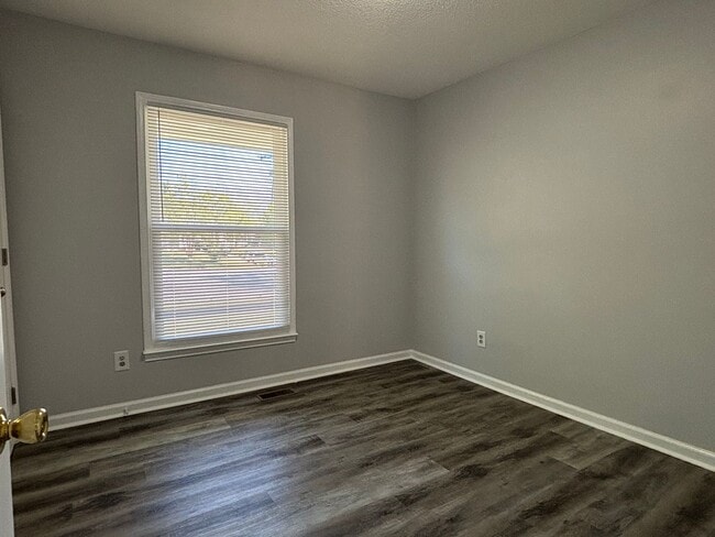 Building Photo - Renovated 3-bedroom convenient to major highways