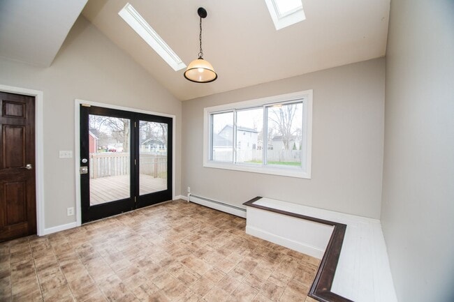 Building Photo - 3 bed 1.5 bath Downtown Valparaiso Home