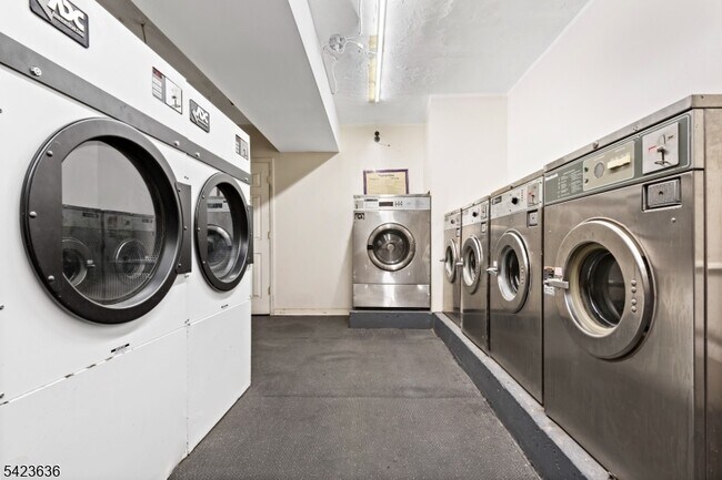 Building Photo - 16 Irving Ave