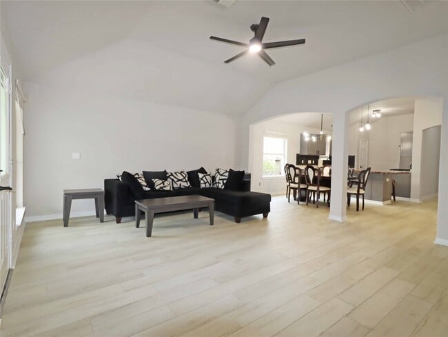 Building Photo - 749 Grassy Knoll Trail