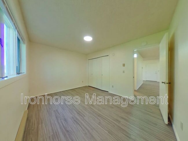 Building Photo - 811 W Villard St