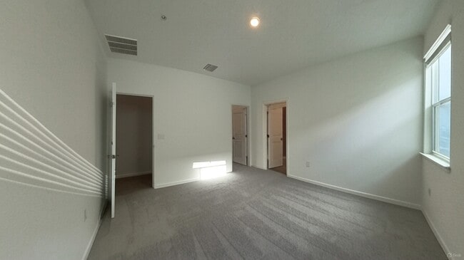 Building Photo - 550 Orient Ave
