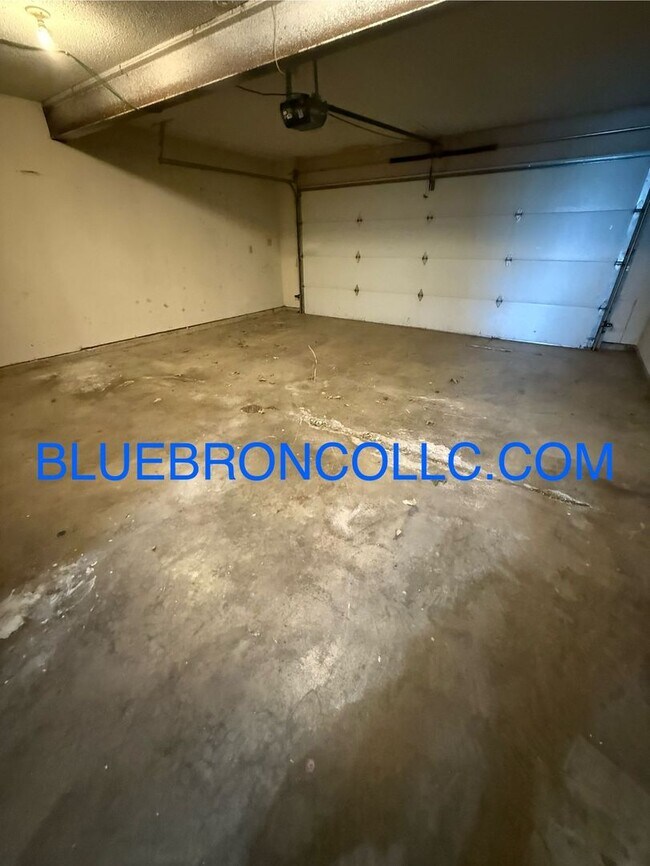 Building Photo - Newly renovated beautiful 3 bedroom home, new flooring and fresh paint!