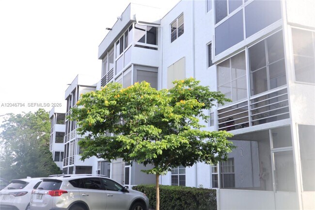 Building Photo - 3000 Sunrise Lakes Dr W