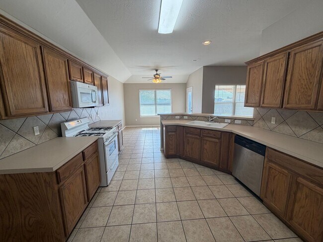 Building Photo - 3 Bed 2 Bath Home in Mustang