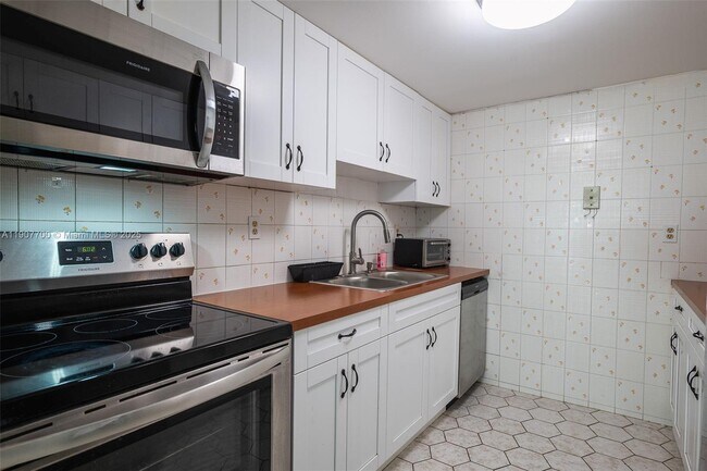 Building Photo - 750 NW 43rd Ave