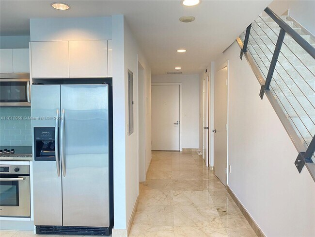 Building Photo - 1060 Brickell Ave