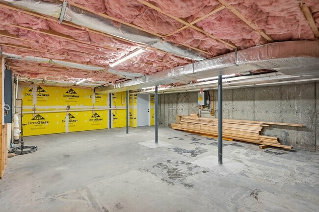 Building Photo - 24 Daytona St