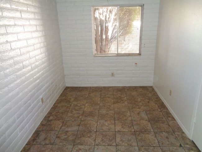 Building Photo - Adorable Single Level Eastside Duplex With...