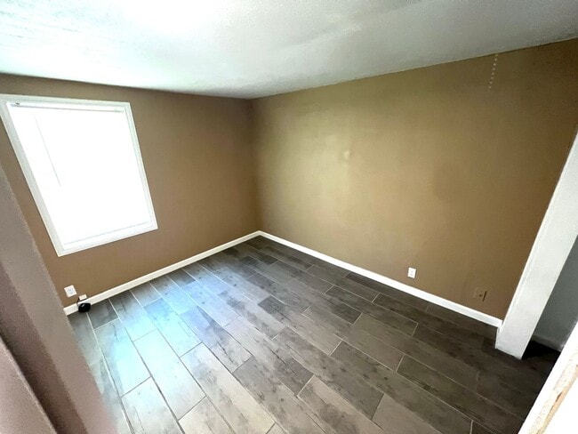 Building Photo - 2036 S Roosevelt Rd 6