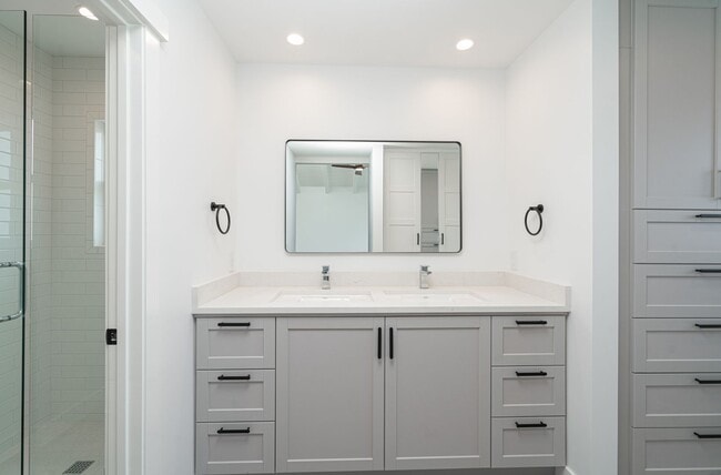 Building Photo - 905 W Balboa Blvd