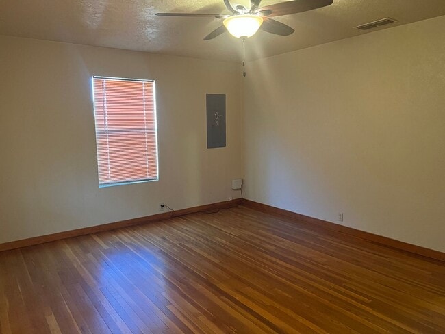 Building Photo - Country Living Home