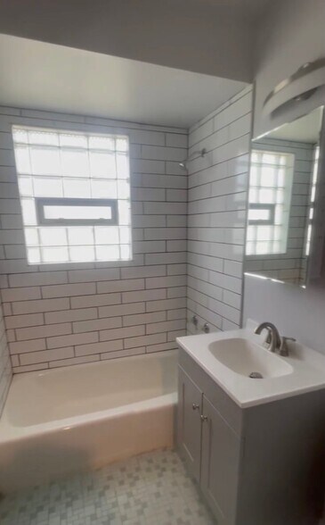 Building Photo - 2204 W 123rd St