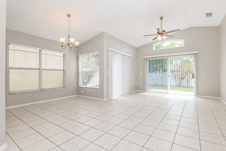 Building Photo - 2603 Spring Hill Dr