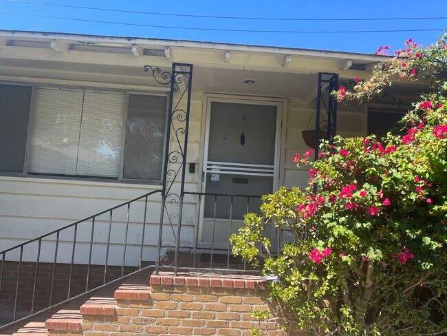 Building Photo - 645 S Marengo Ave