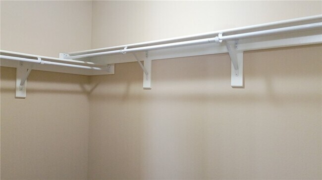 Building Photo - 905 SW Loudon Dr