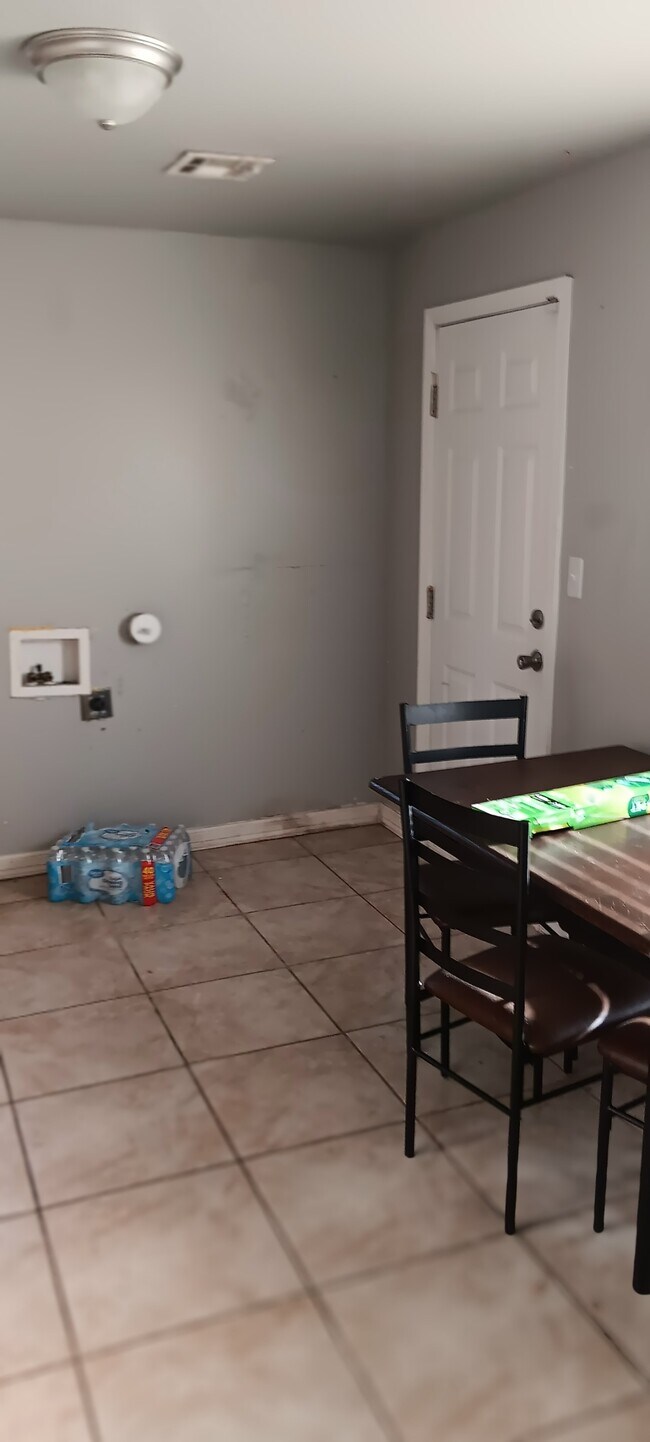 Building Photo - 548 E Woodrow St