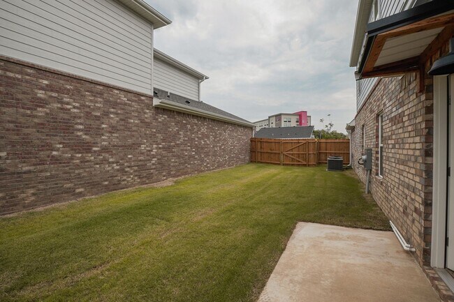 Building Photo - 4 bedroom 3.5 bath home!