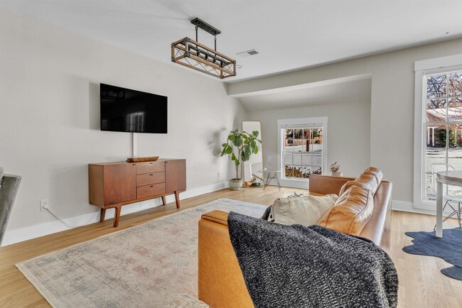 Building Photo - 185 Alexander St