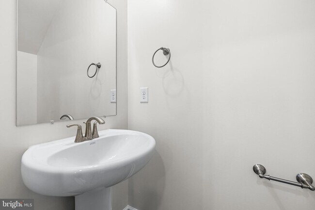 Building Photo - 900 Gilbert Rd