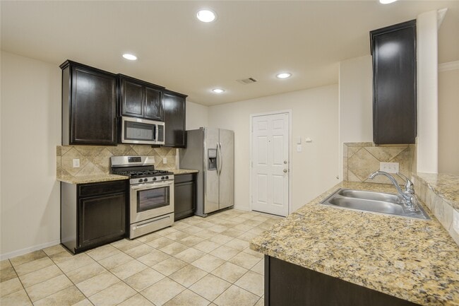 Building Photo - 2111 Denridge Dr