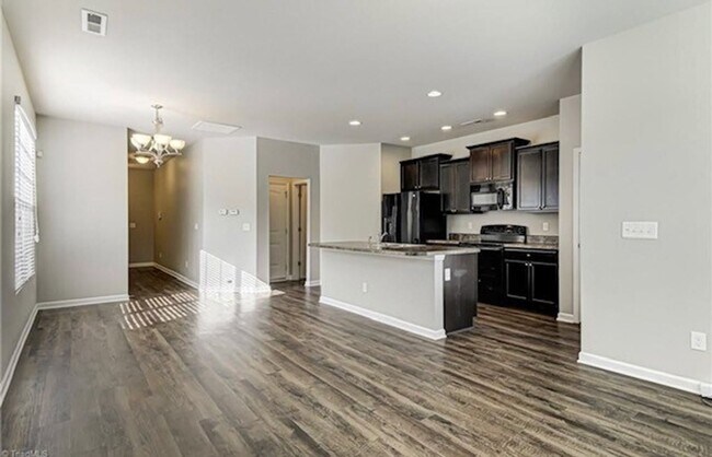 Building Photo - 3 Bedroom 2.5 Townhome available now