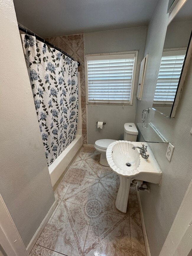 Building Photo - Single family 2 bedroom 1 bath, yard