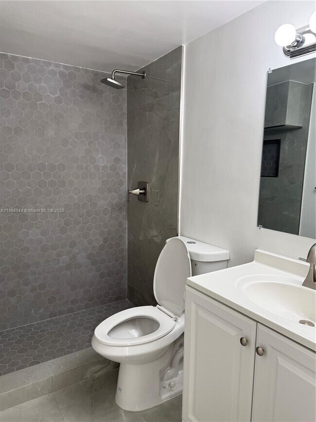 Building Photo - 2 bedroom in Sunny Isles Beach FL 33160